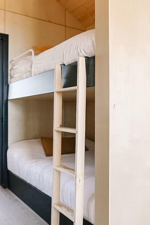 Yellowstone Peaks Hotel