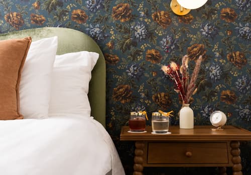 Petit Soleil, Primary image