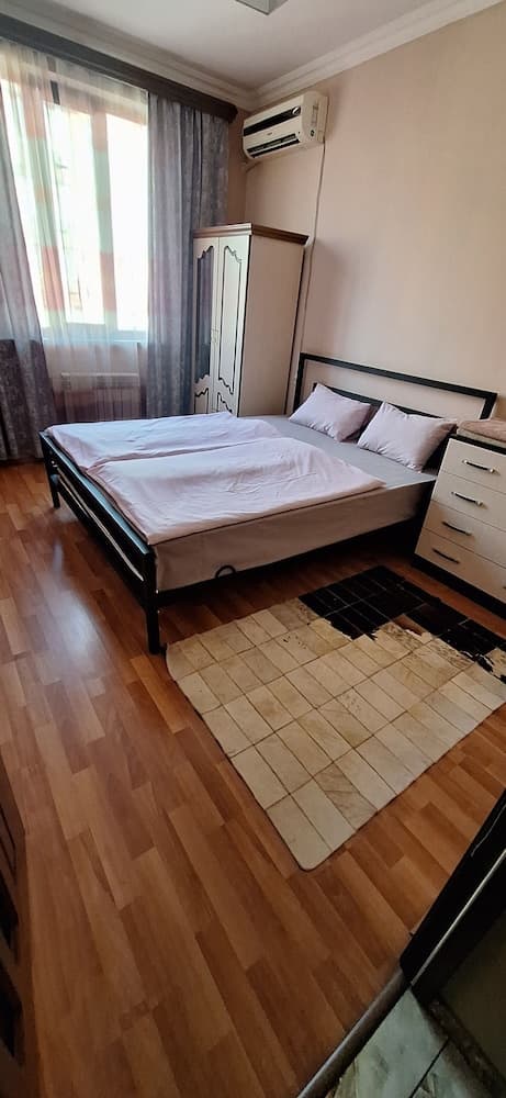 Arm Hostel, Primary image