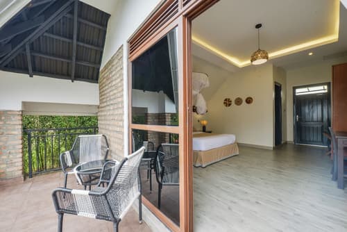 Kabale Safari Club, Balcony