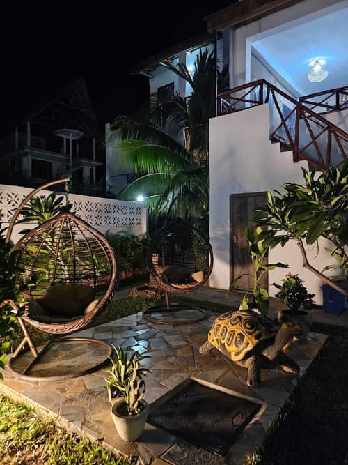 Zanzicrown Hotel, Exterior