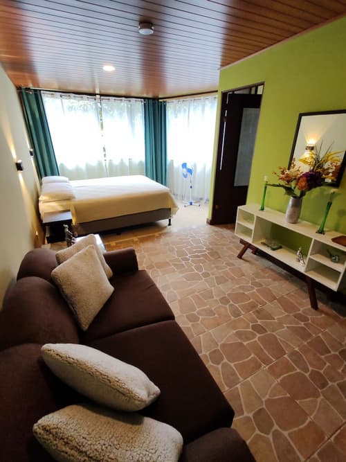 Mi Casa Su Casa, Room