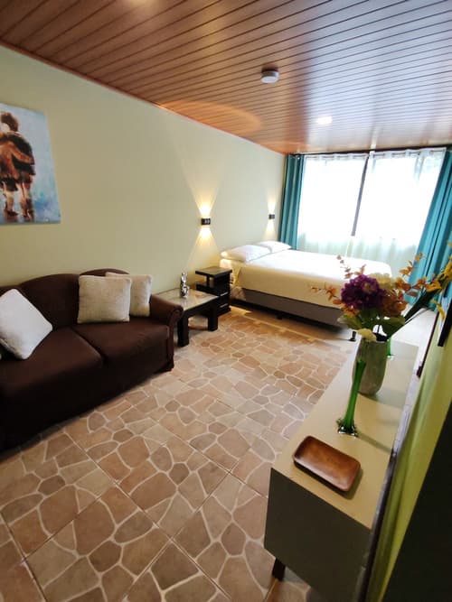 Mi Casa Su Casa, Room