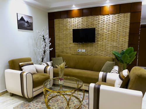 Flower Pyramids Inn, Reception