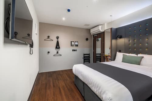 Point A Liberties, Room