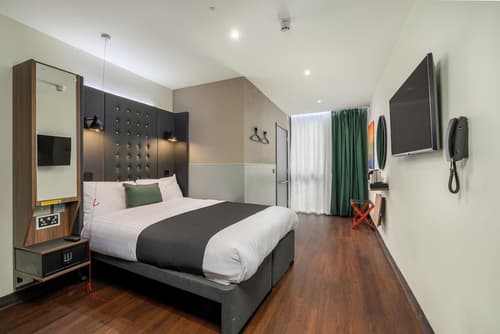 Point A Liberties, Room