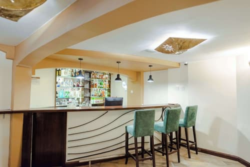 Heri Heights Hotel Apartments, SureStay Collection by BW, Bar (on property)