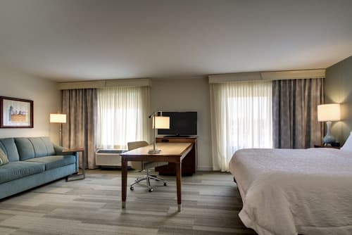 Hampton Inn & Suites Milwaukee West