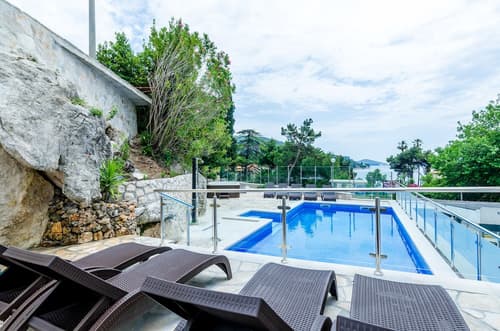 Villa Babilon, Primary image