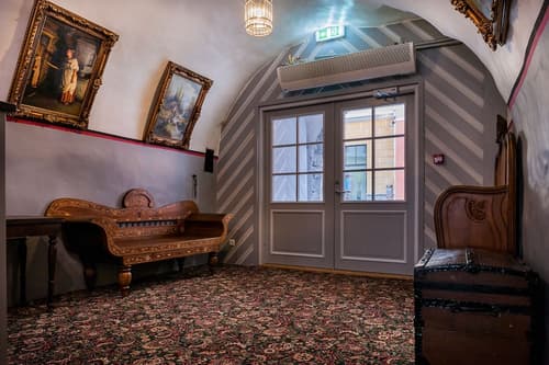 Three Crowns Residents, Interior entrance