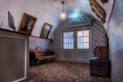 Three Crowns Residents, Reception