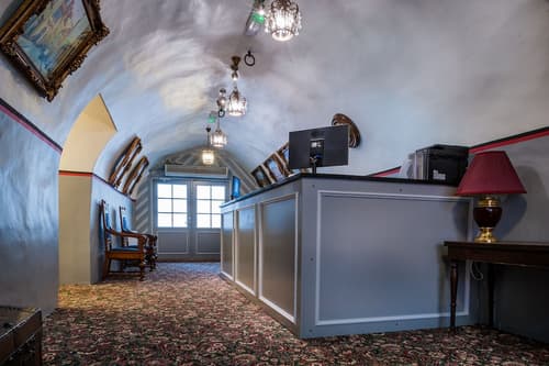 Three Crowns Residents, Reception