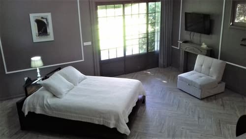 Gala Da Vittoria, Front of property