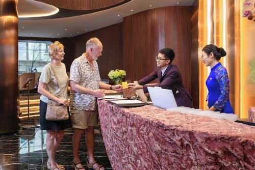 May De Ville Corner Hotel, Reception