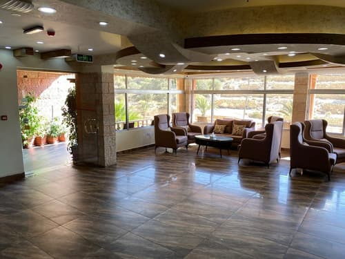 Sunset hotel, Reception