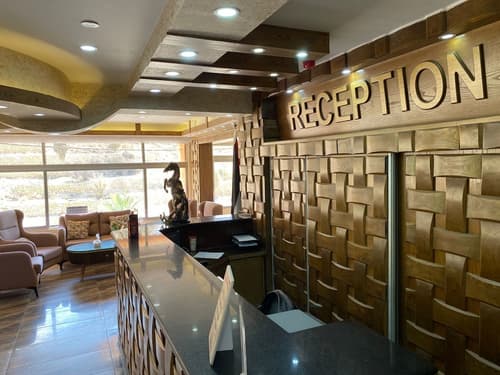 Sunset hotel, Reception