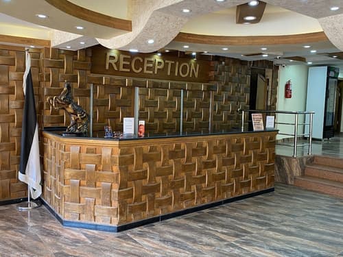 Sunset hotel, Reception