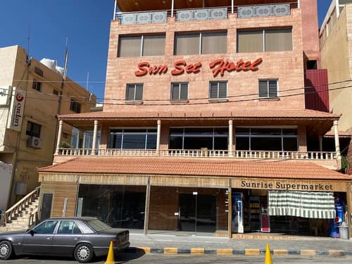 Sunset hotel, Front of property