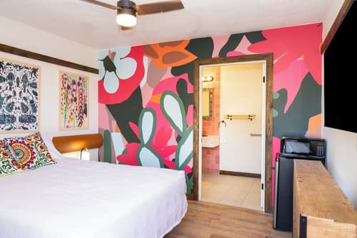 Big Bend Station, Room