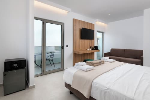 Rodos White, Room