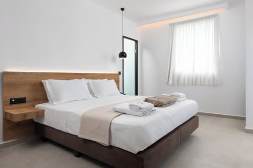 Rodos White, Room