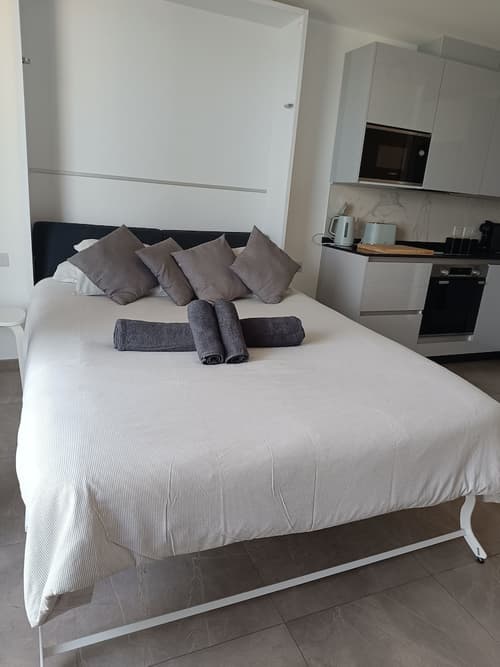 E1 18th Floor Studios, Sea & Beach Views, Room