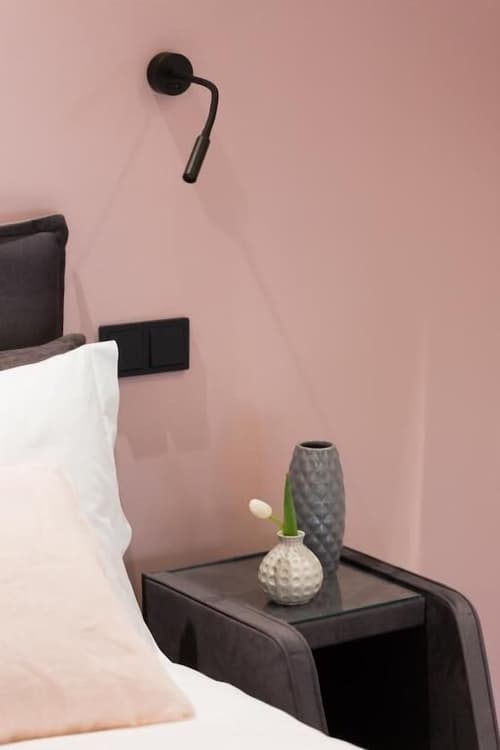 12 Reasons Why Metaxourgeio, Room