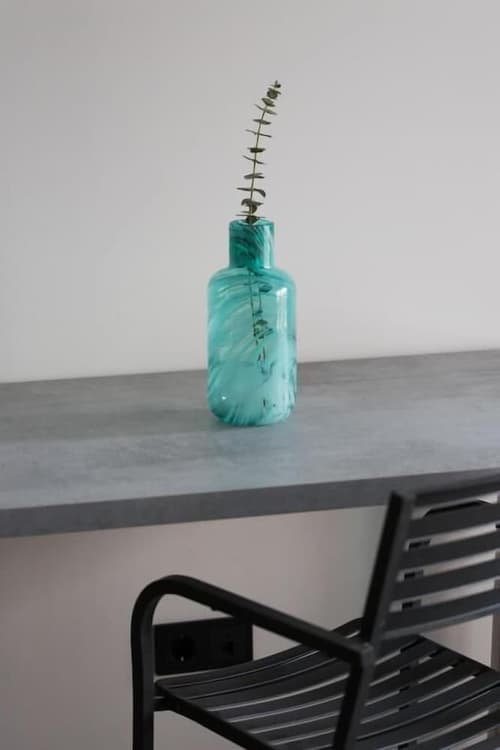 12 Reasons Why Metaxourgeio, Room