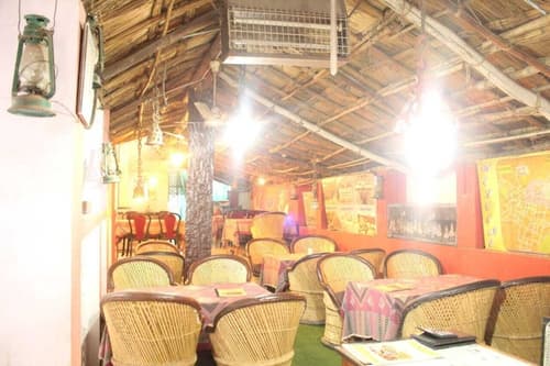 Hotel Chit Chat Palace, Restaurant