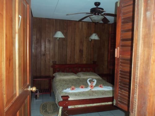 Miss Junies Lodge, Room