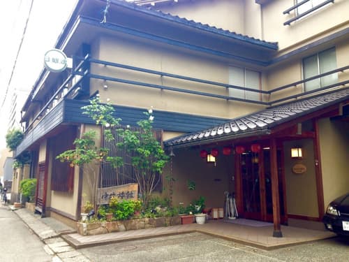 Nakayasu Ryokan, Property entrance