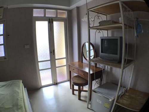 Roof View Place, Room