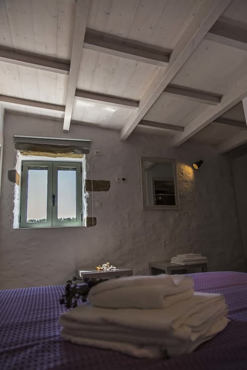 Afentiko Pigadi, Room