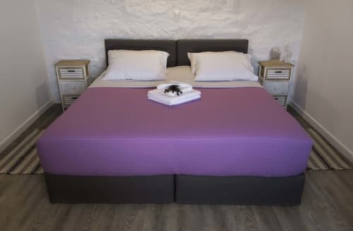 Afentiko Pigadi, Room