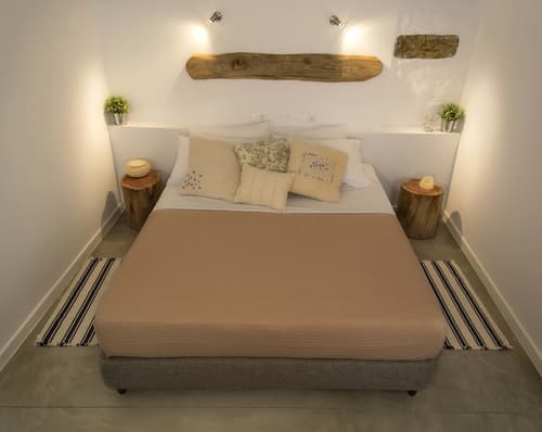 Afentiko Pigadi, Room