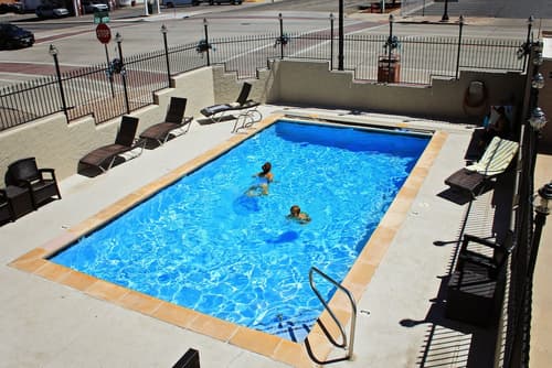 Bowen Motel, Pool