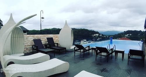 Serene Kandy, Swim-up bar