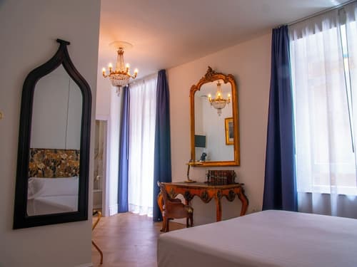 Pries Homes - La casa azul, Room