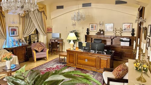 Fleur De Lis Hotel, Reception