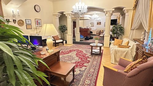 Fleur De Lis Hotel, Reception