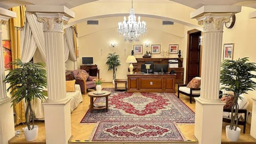 Fleur De Lis Hotel, Reception