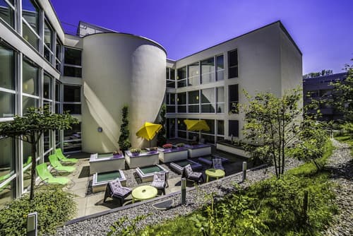 Hotel Eastside, Courtyard