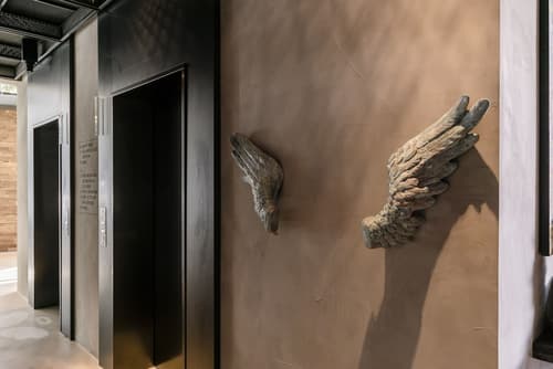 Hotel Cappuccino, Interior entrance