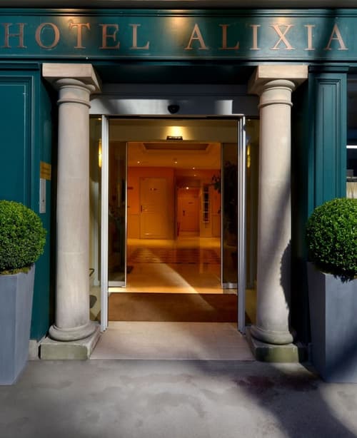 Hôtel Montbriand Antony, Property entrance