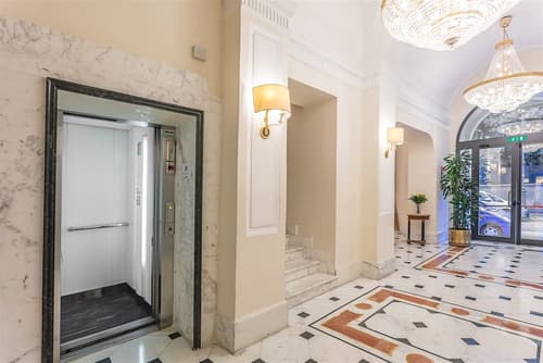 Raeli Hotel Lux, Interior entrance