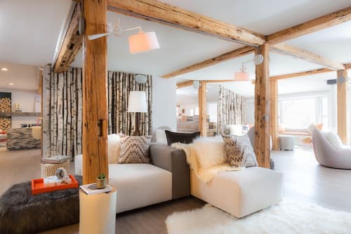 Field Guide Lodge, Lobby