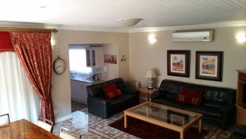 Royal Ridge Guest House and Apartments, Living area