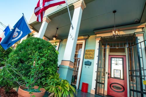 Auberge Nouvelle Orleans Hostel, Property entrance