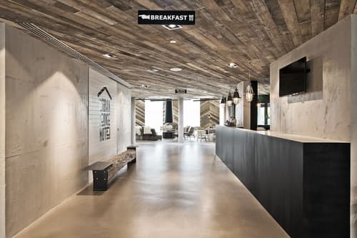 Urban Lodge Hotel, Reception