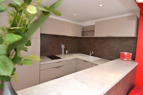 Lou Trelus, Private kitchenette